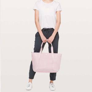 Lululemon out of range tote weekend laptop work gym bag 20L misty pink